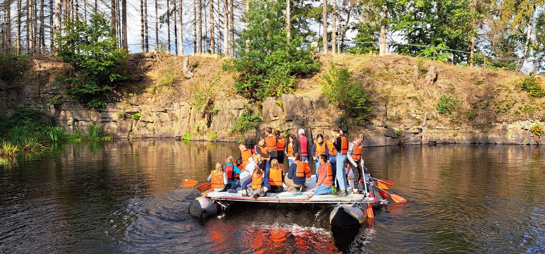 Mit dem selbstgebauten Floß unterwegs 2023 10 27 Aktuelles Schullandheimaufenthalt Jahrgangsstufe 5 01 A