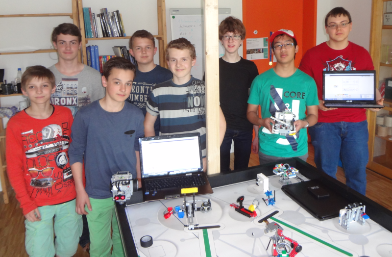 Haßfurter Robotergruppe im Übungsraum der Schule