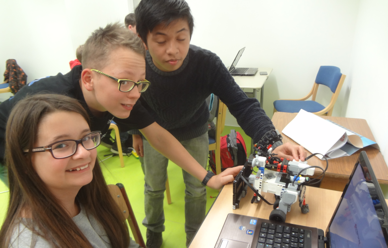 LEGO Schüler beim Roboter-Programmieren